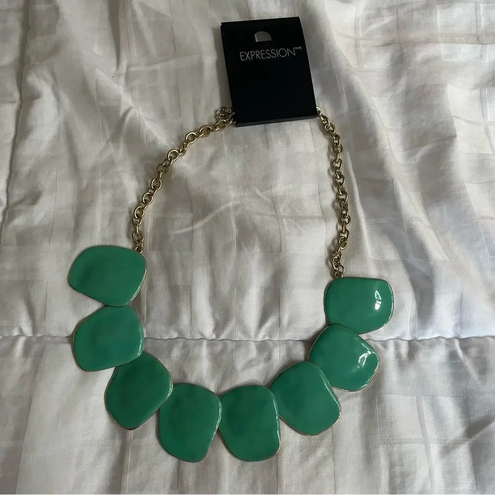 NWOT Seafoam green /  teal statement necklace‎